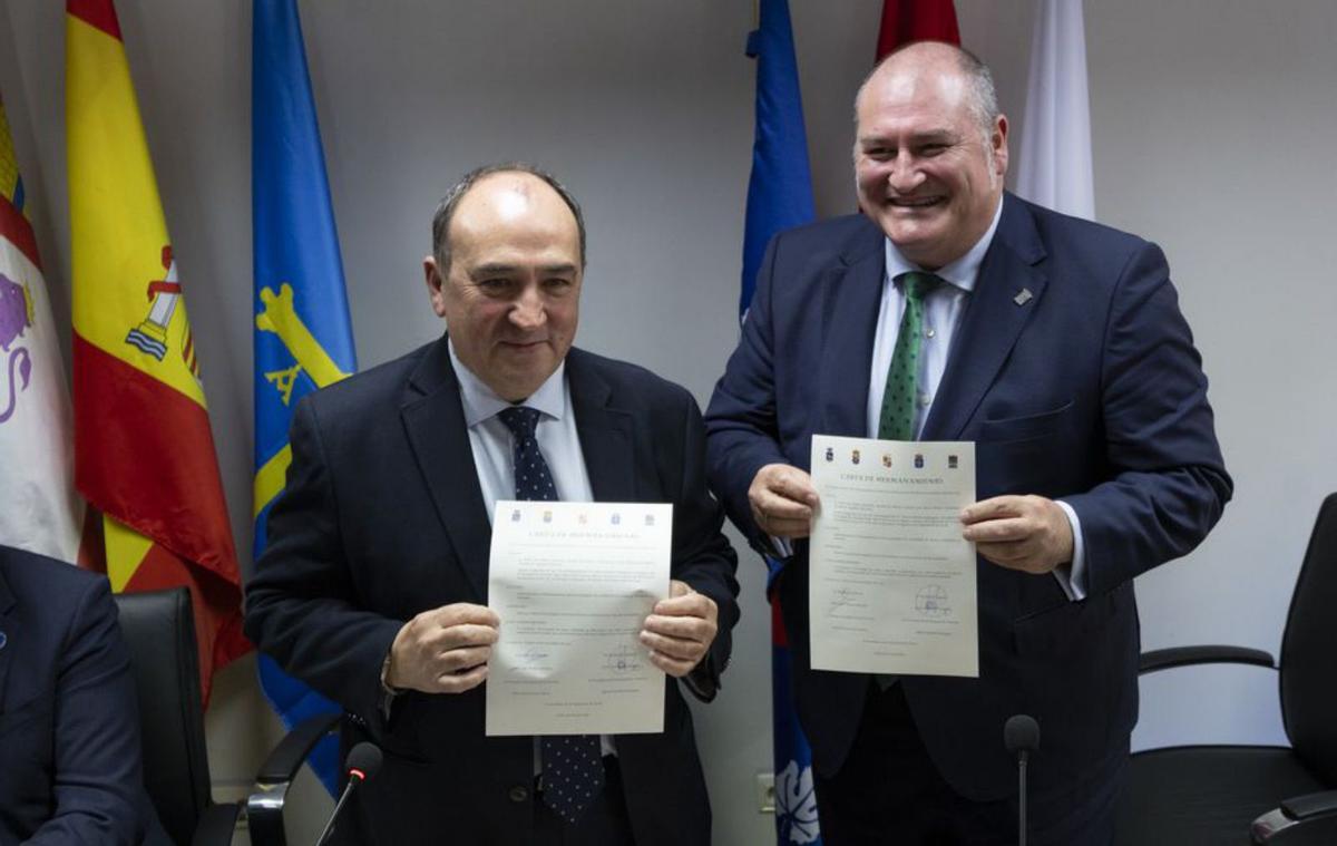 Por la izquierda, Pedro José Muñoz y César Álvarez, con la Carta de Hermanamiento, ayer, en el Ayuntamiento de Cebreros.  | ISABEL GARCÍA