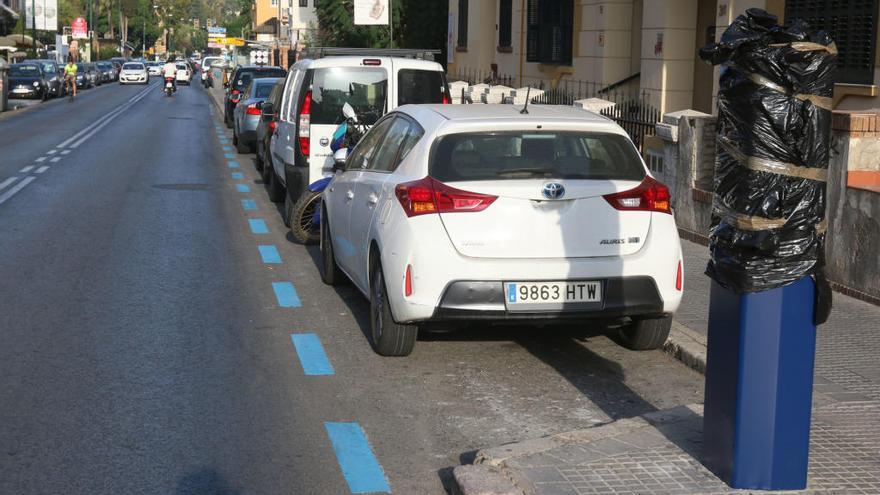 Aparcamientos de zona azul en el Paseo de Sancha.