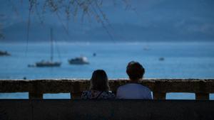 Dos personas observan la playa Silgar, en Sanxenxo, Pontevedra, Galicia (España).