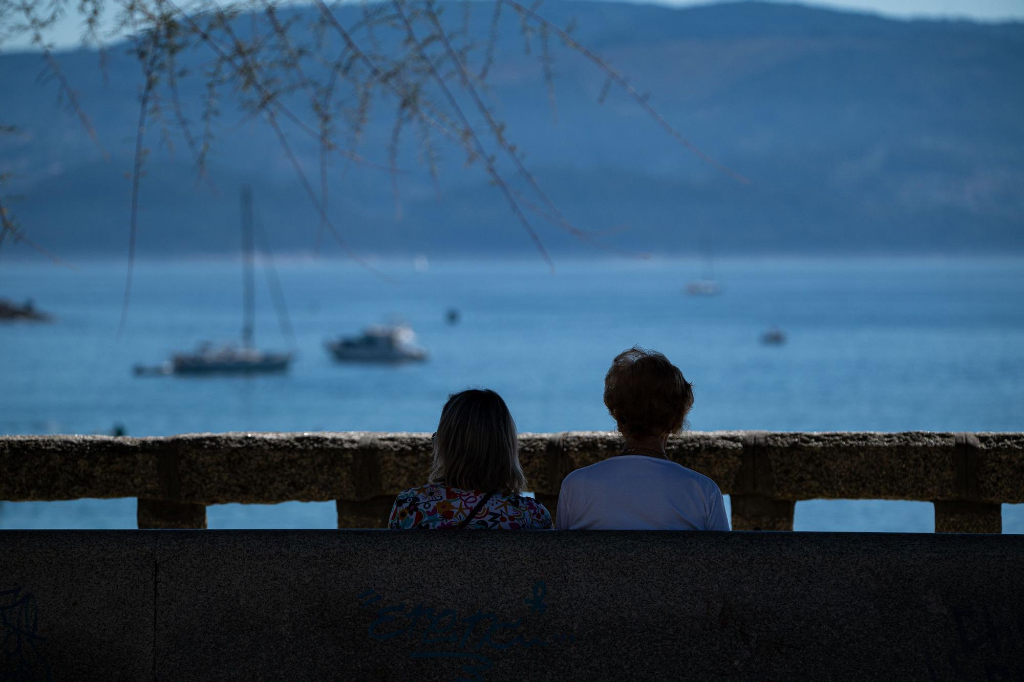 Dos personas observan la playa Silgar, en Sanxenxo, Pontevedra, Galicia (España).
