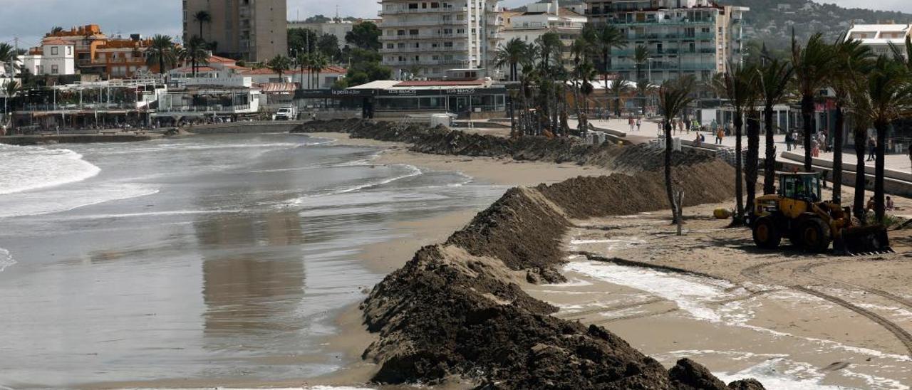Dique de arena levantado en la playa del Arenal de Xàbia en el último episodio de gota fría que afectó a la Comunitat Valenciana.