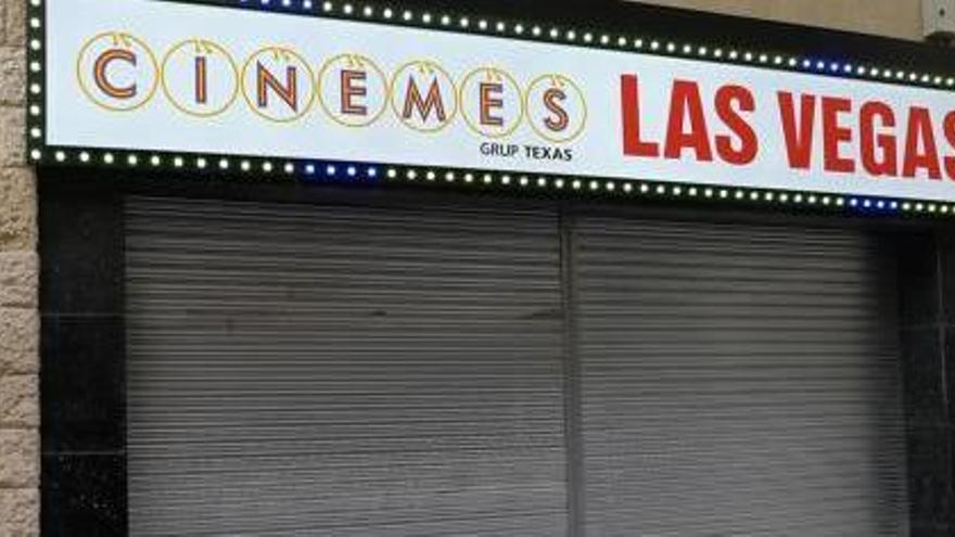 La façana dels cinemes Las Vegas, ahir amb la persiana abaixada.