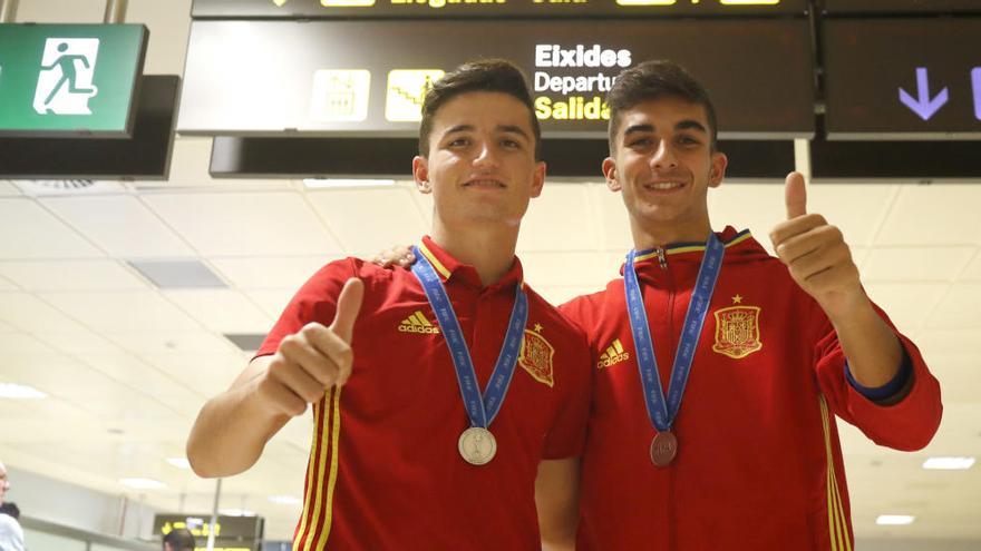 Guillamón, junto a Ferran Torres, con la medalla de oro del Mundial sub-17