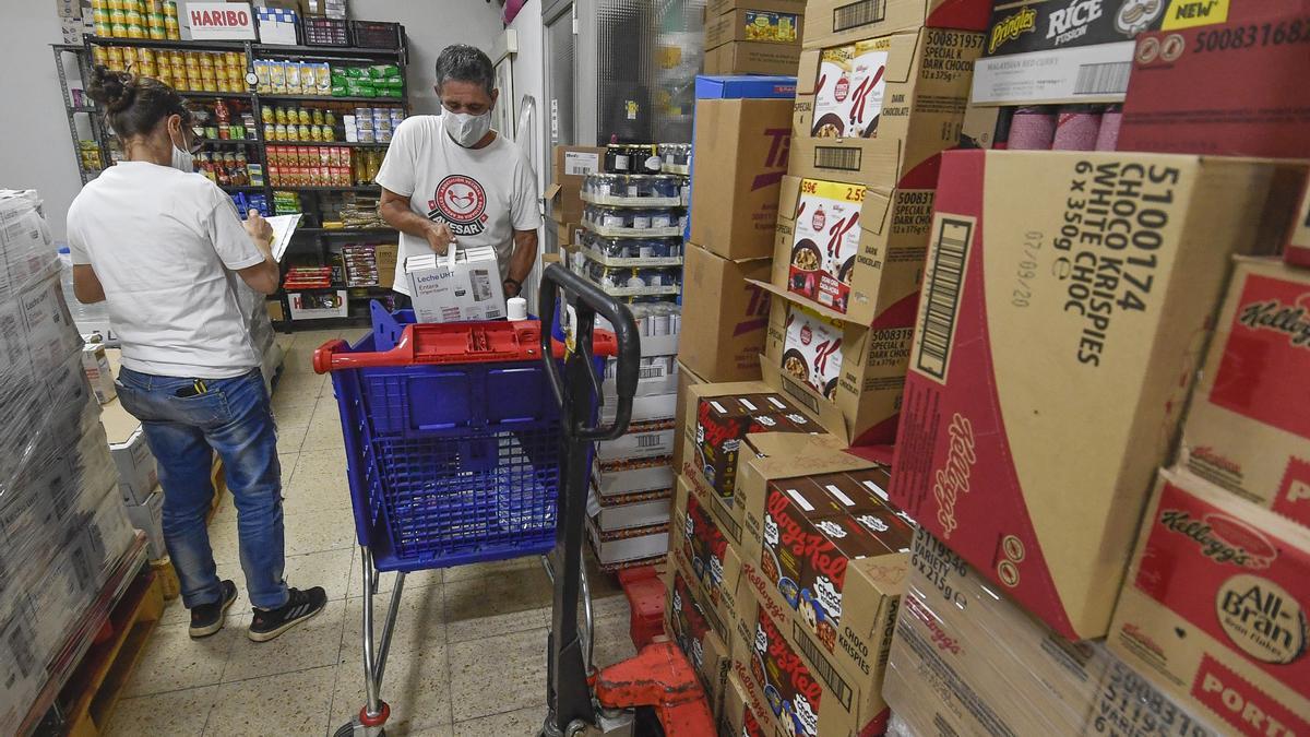 Banco de alimentos de la Asociación de Vecinos de Arenales en la capital Gran Canaria.