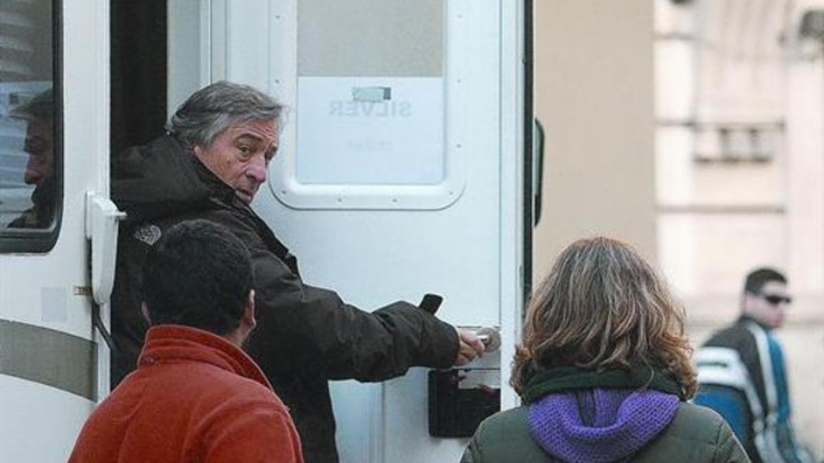 Robert de Niro sale de la autocaravana para iniciar el rodaje, ayer, en el Casino L'Aliança del Poblenou.