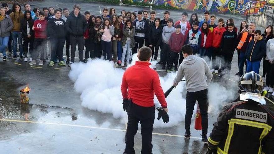 El taller sobre protección contra incendios en el IES Illa de Ons.// GN