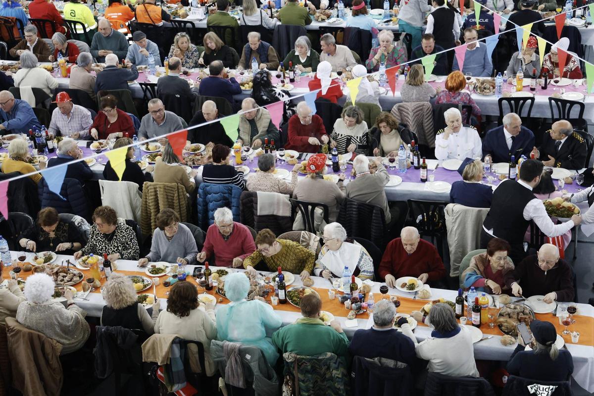 Tributo a los mayores de Ames con más de mil kilos de cocido y música
