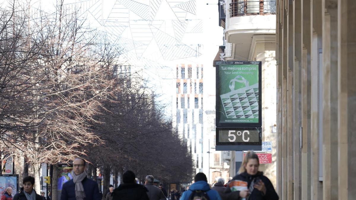 Un termómetro marca 5 grados en Zaragoza esta semana
