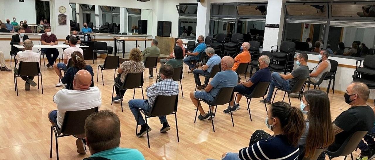 Vecinos de Elche en una reunión reciente en un centro social de la ciudad