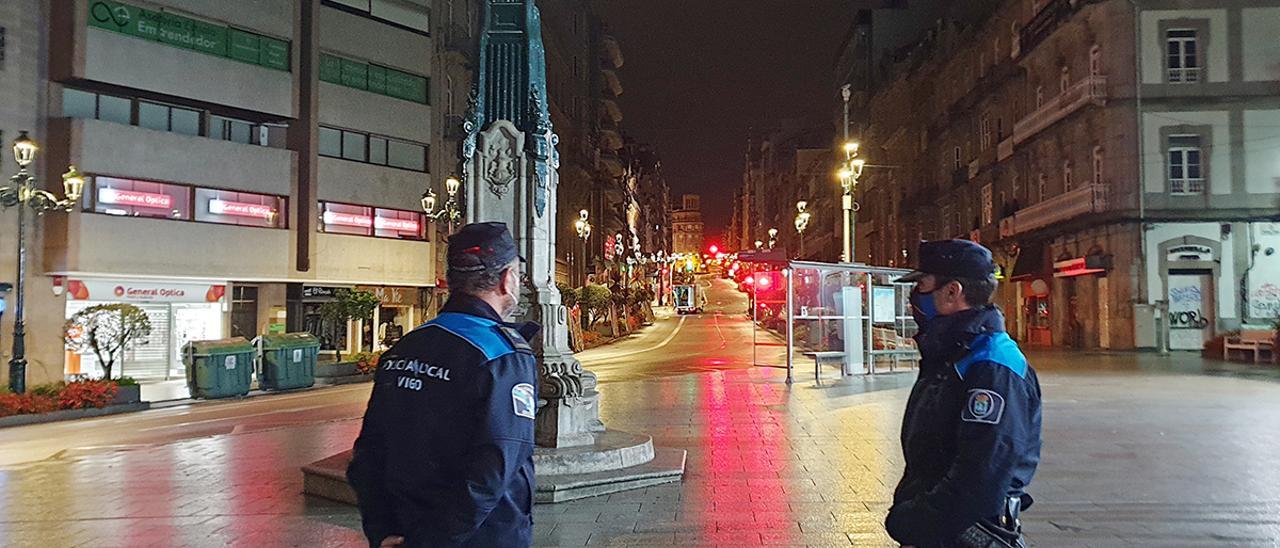 Dos policías controlan el toque de queda en el centro de Vigo