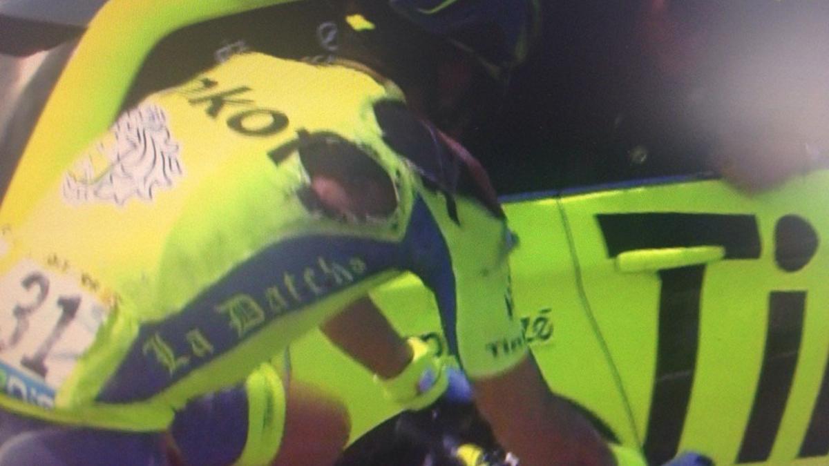 Contador, con el maillot roto y varias heridas