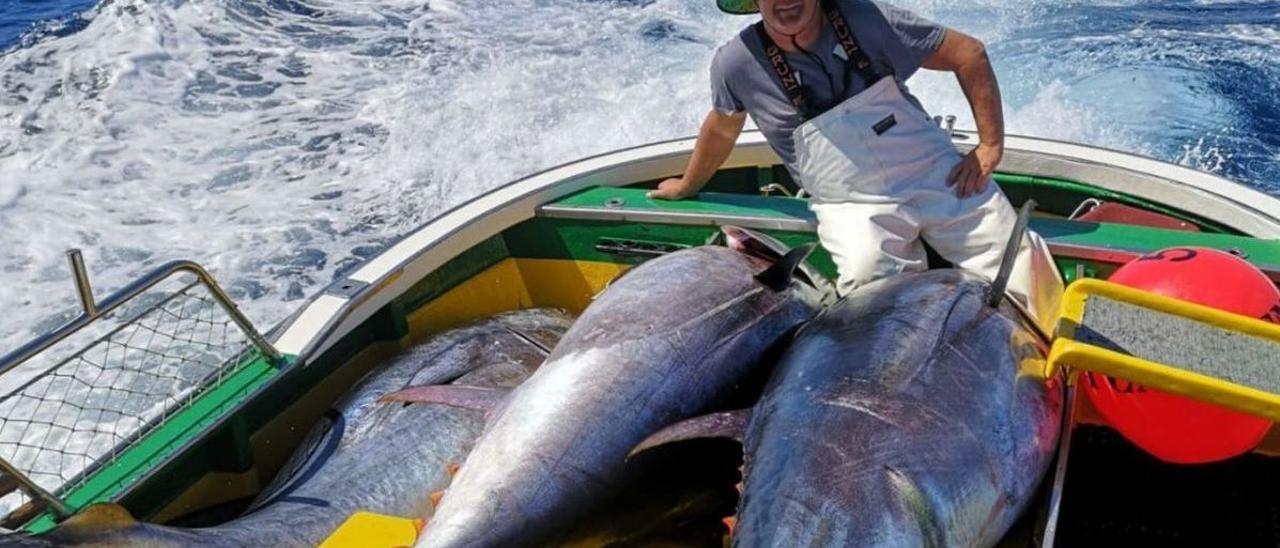 Félix Melo, pescador del sur de la Isla, con varios ejemplares de atún rojo capturados.