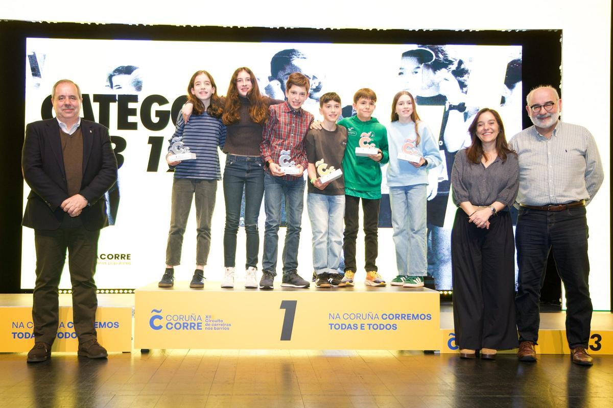 La alcaldesa Inés Rey con los premiados