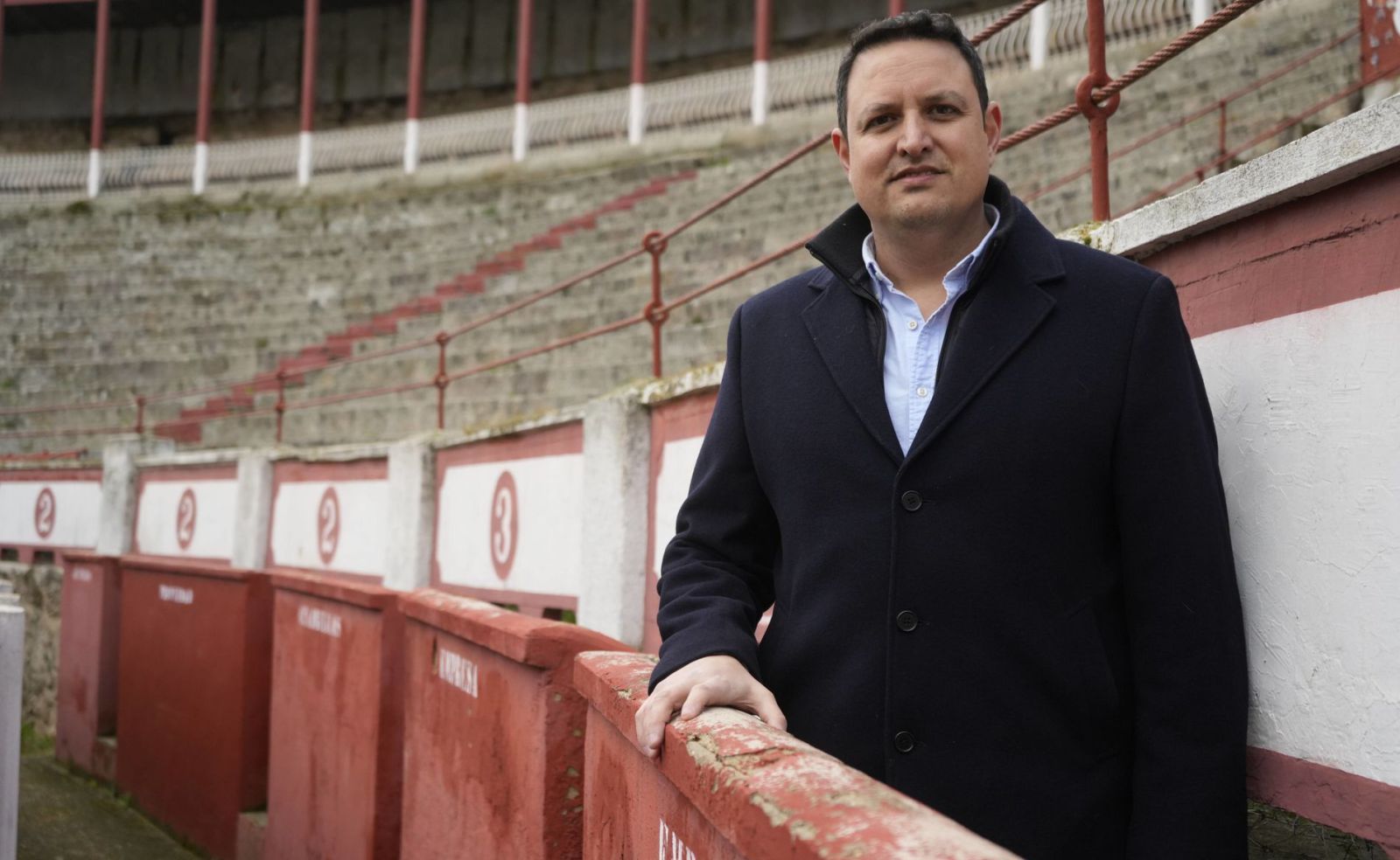 El CEO de Tauroemoción y nuevo empresario del coso taurino, Alberto García, posa en la plaza de toros de Zamora. | JOSÉ LUIS FERNÁNDEZ.