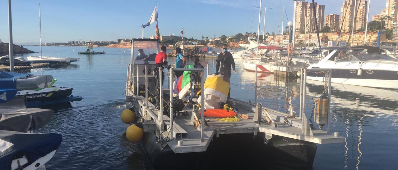 Una embarcación en Cabo Roig