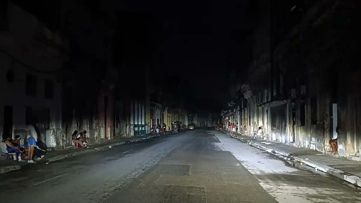 Calles a oscuras debido a los cortes de luz en Cuba.