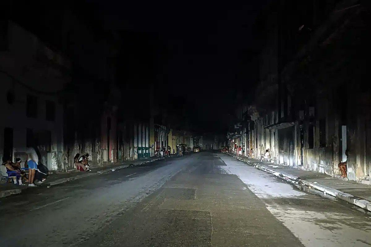 Calles a oscuras debido a los cortes de luz en Cuba.