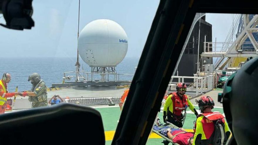 Evacúan en estado grave a un tripulante de un navío al sur de Gran Canaria