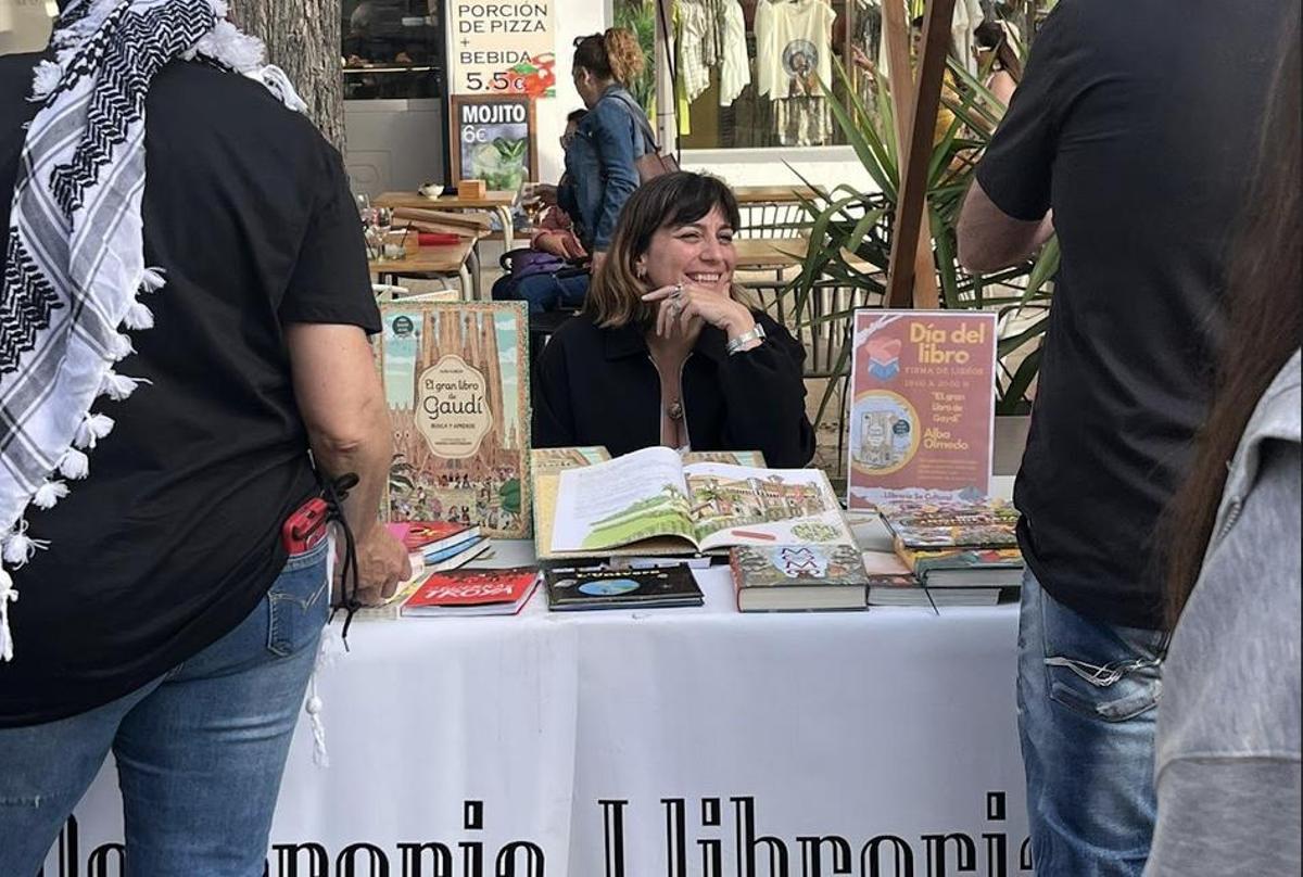 Alba Olmedo firmó libros en el puesto de Sa Cultural en la celebración del Día del Libro de Ibiza, en Vara de Rey.