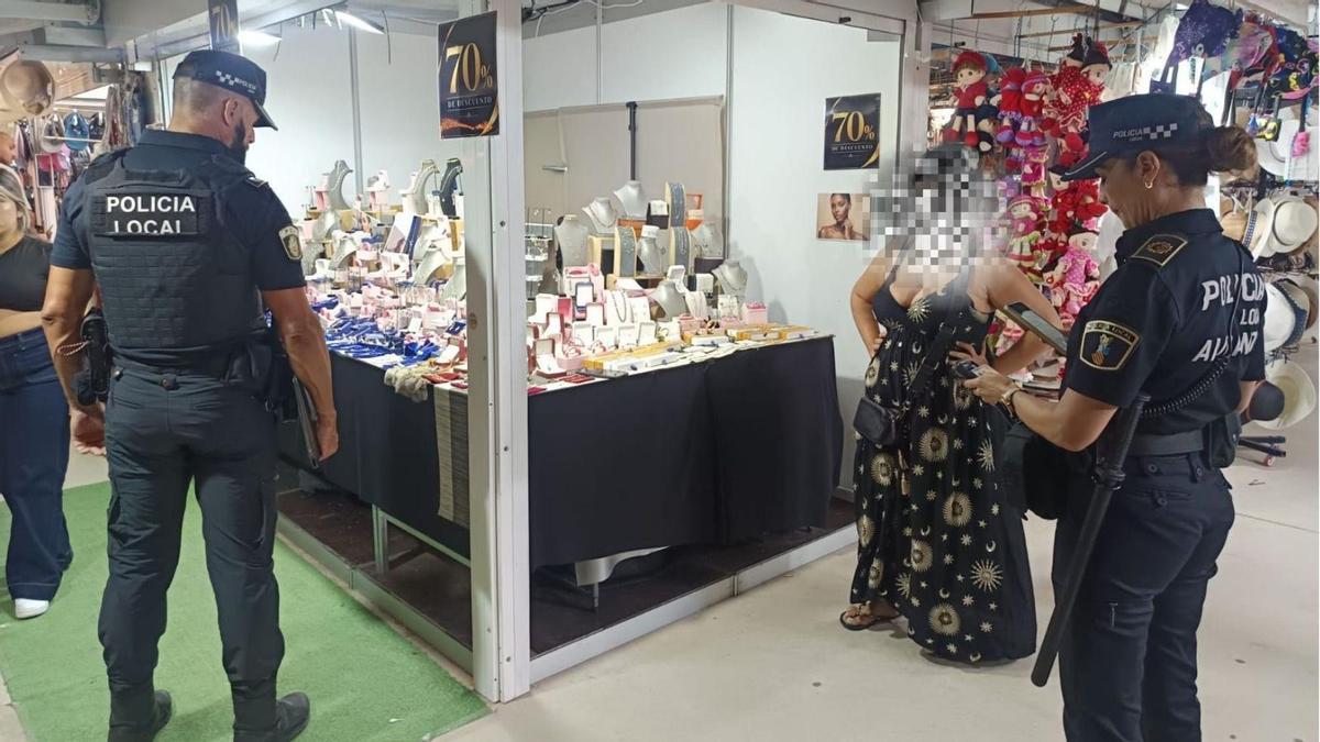 La Policía Local interviene más de 3.000 productos falsificados en el paseo del Puerto de Alicante