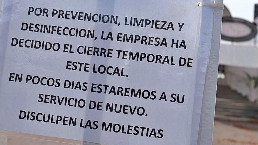 Un cartel anunciando el cierre de un prostíbulo de la provincia tras un brote hace unos días.