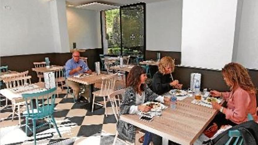 Els primers clients ja van poder gaudir ahir del nou restaurant formatiu i social de la Devesa.