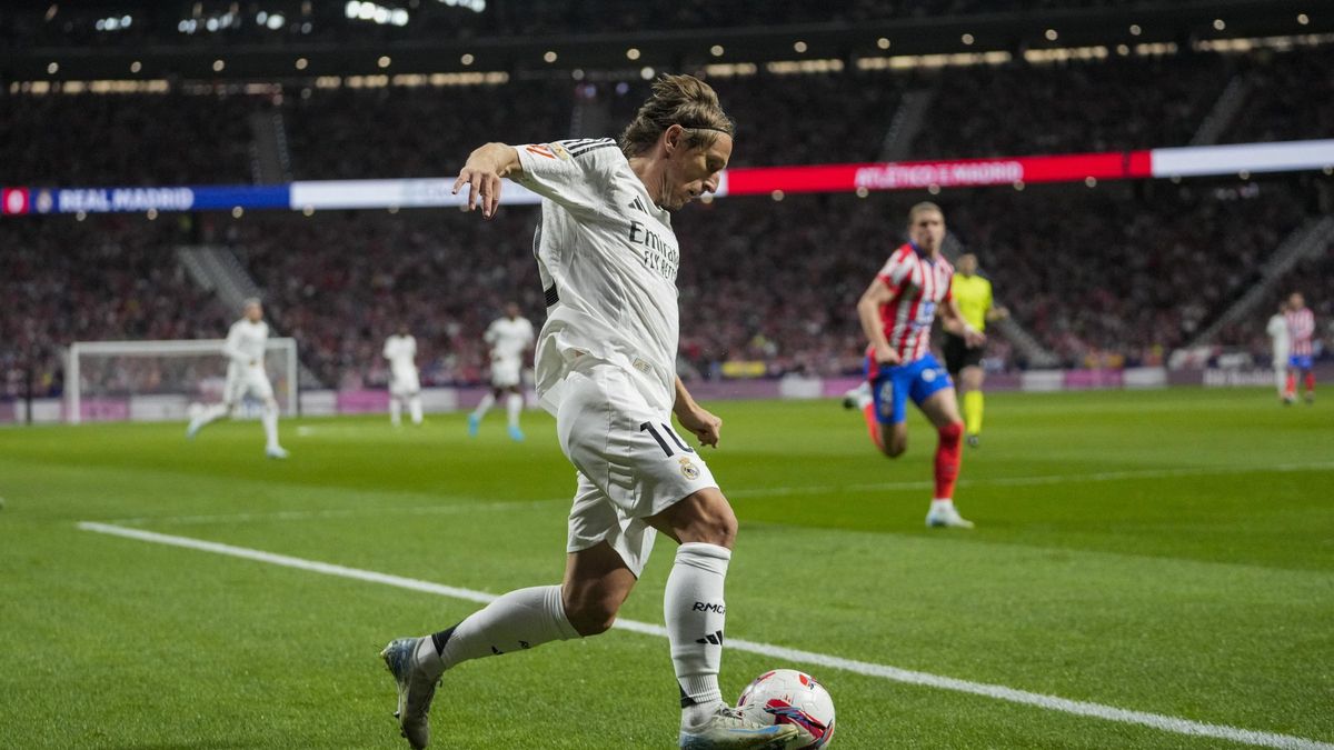 Luka Modric controla un balón en el partido ante el Atlético en el derbi del Metropolitano