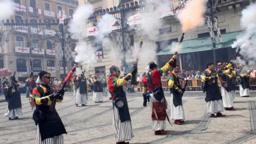 Festeros de Alcoy disparan sus arcabuces en el Alardo de este año.