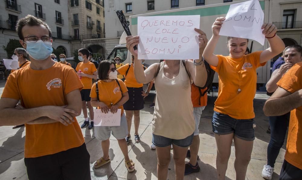 Se ha sumado a esta movilización la protesta el colegio El Somni por haberse quedado fuera del plan Edificant.