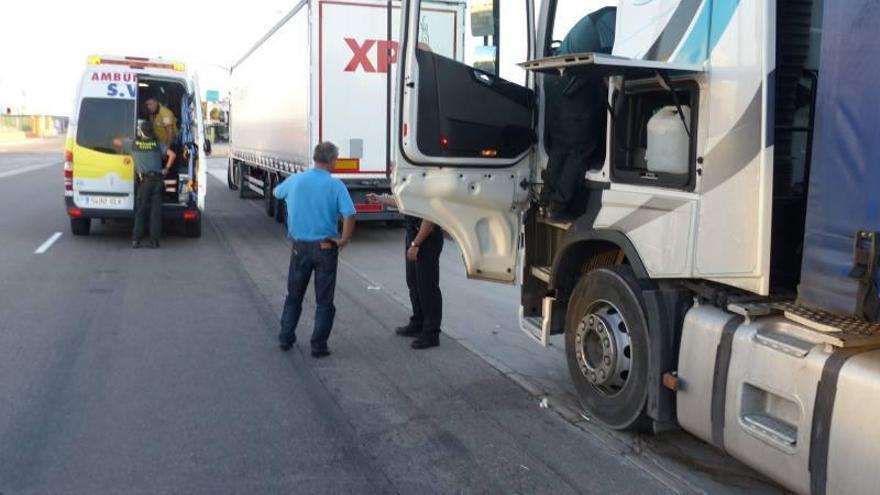 Un camionero ebrio herido al caerse de la cabina en Onda