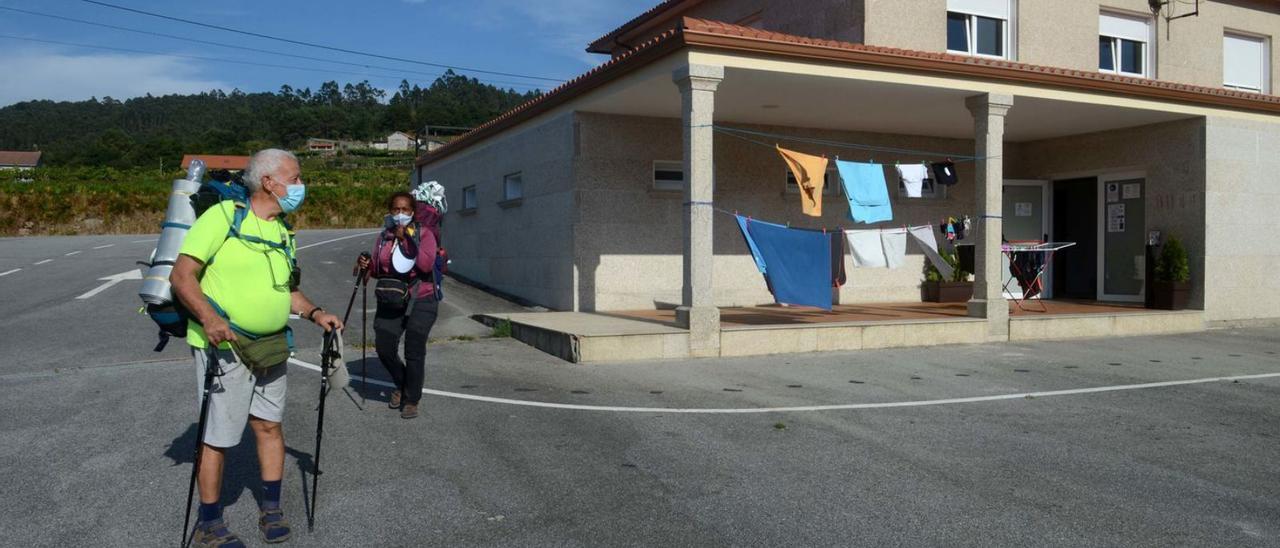 Dos peregrinos a las puertas del albergue de Armenteira, en Meis. |   // NOÉ PARGA