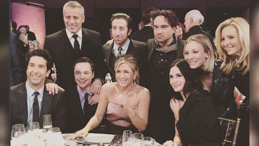 Los protagonistas de &#039;Friends&#039; y los de &#039;The Big Bang Theory&#039;.