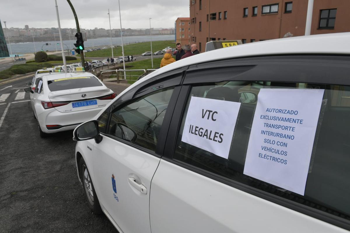 Concentración de taxis en el Millenium antes de la caravana de protesta contra los VTC en A Coruña.