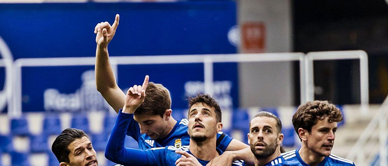 Nieto, Edgar, Tejera, Rodri y Sangalli señalan al cielo en honor a Francesc Arnau tras el gol ante el Mirandés. | LaLiga