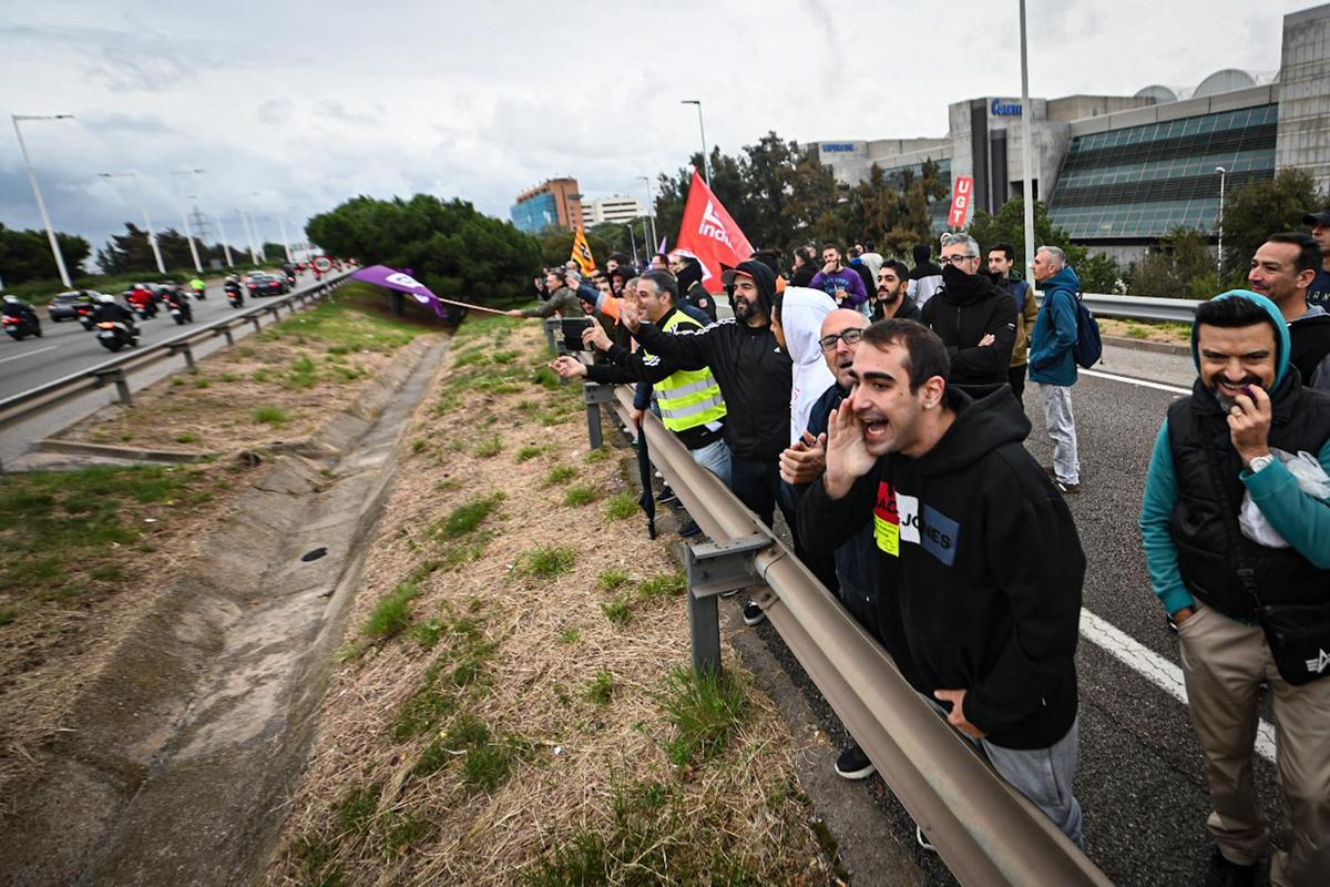 Manifestación de los trabajadores del metal en la B-20, a la altura de Cornellà