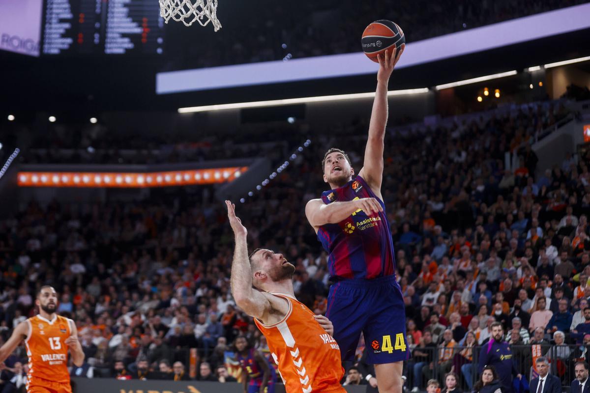 Joel Parra anota con un semigancho cerca del aro del Valencia Basket.
