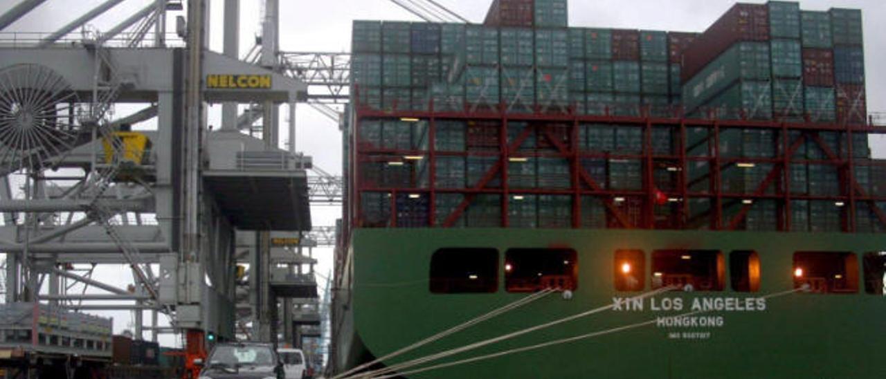 Uno de los mayores buques portacontenedores del mundo, el &#039;Xin Los Angeles&#039;, atracado en el puerto de Rotterdam.
