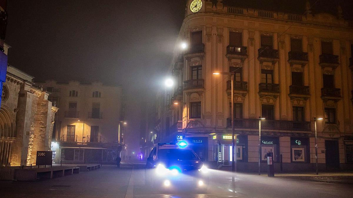 Un coche de la Policía Nacional, por Santa Clara, durante el toque de queda. |