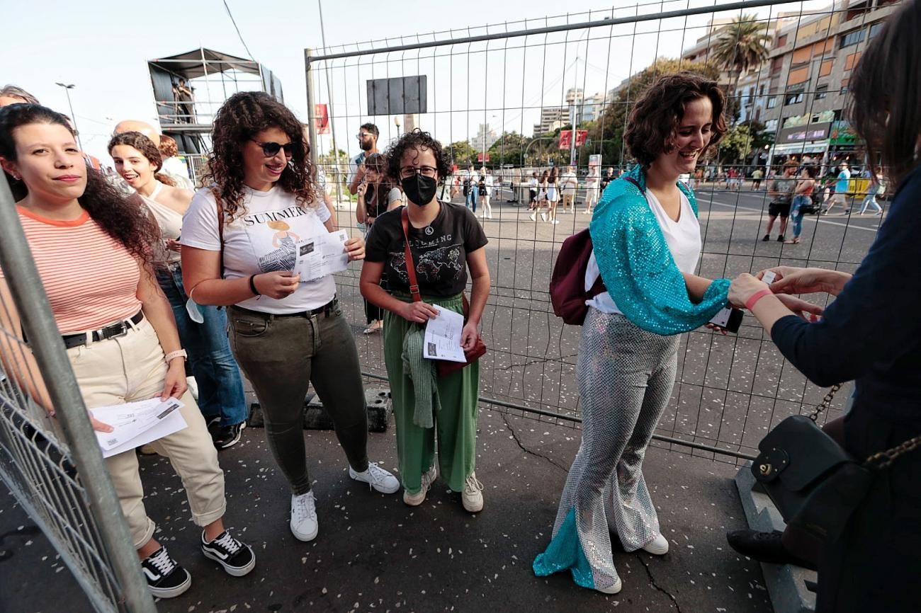 Intento de récord Guinness en Santa Cruz de Tenerife de gente vestida como ABBA