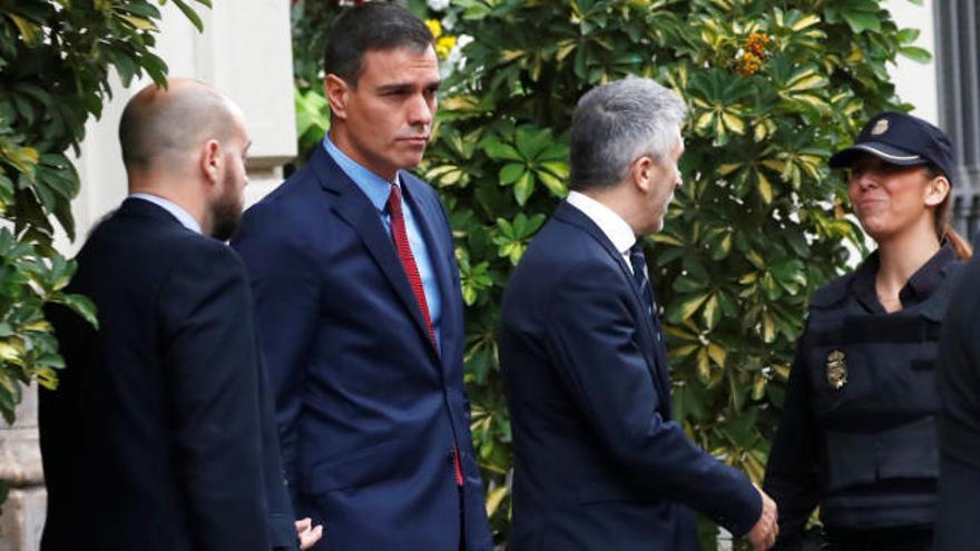 Pedro Sánchez transmite su ánimo a la Policía en Barcelona: "Tenemos que persistir"