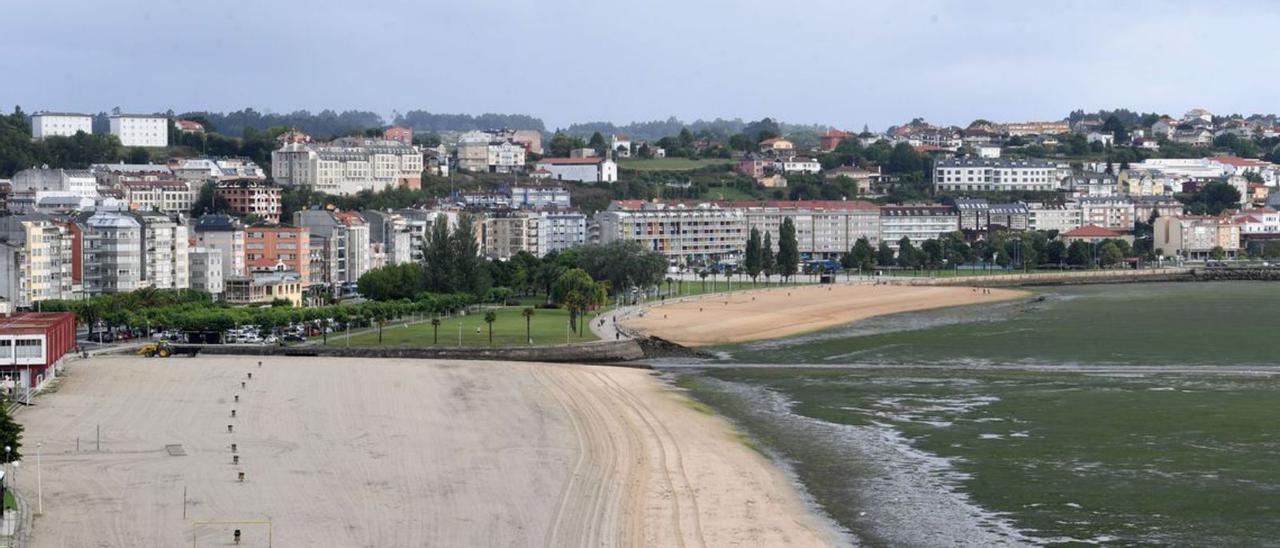 Playa urbana de Sada.   | // CARLOS PARDELLAS