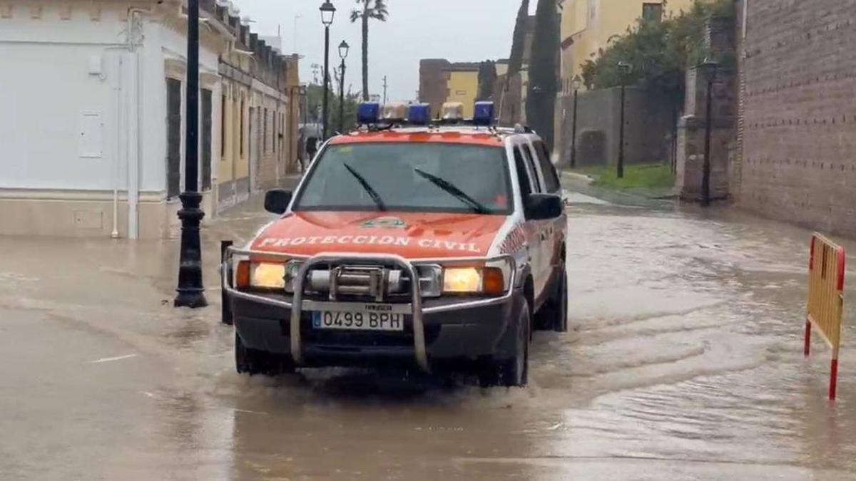 Una calle inundada en Palma del Río durante el paso de la borrasca 'Marta' a principios de febrero.