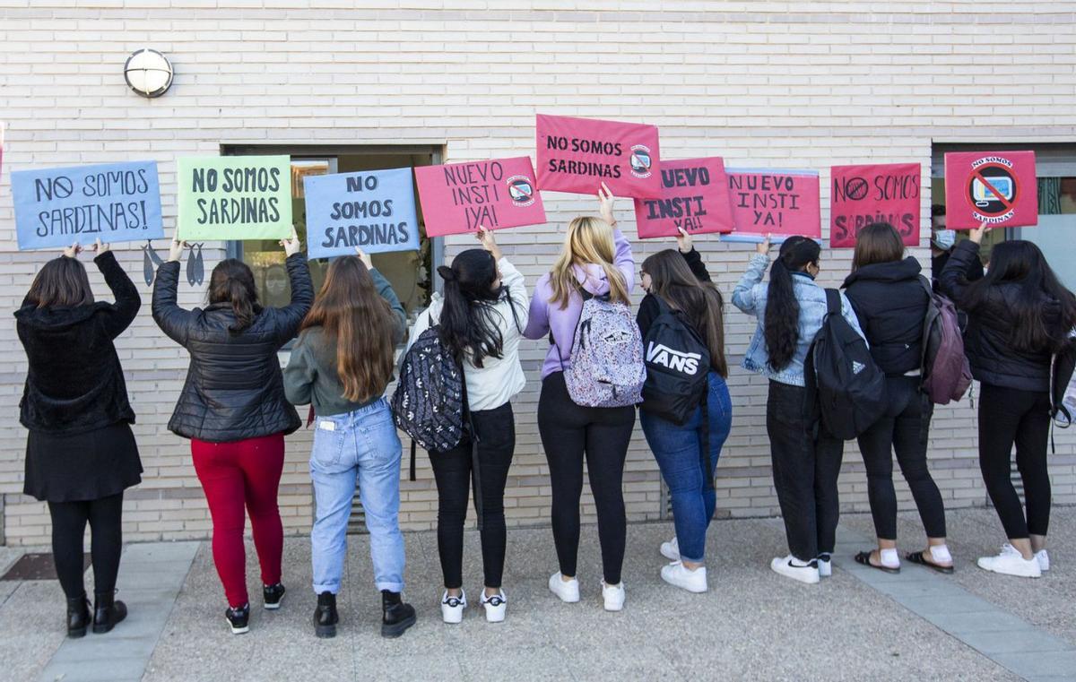 Protesta de alumnos y profesores este martes en el IES Gaia para exigir el nuevo instituto. | ALEX DOMÍNGUEZ
