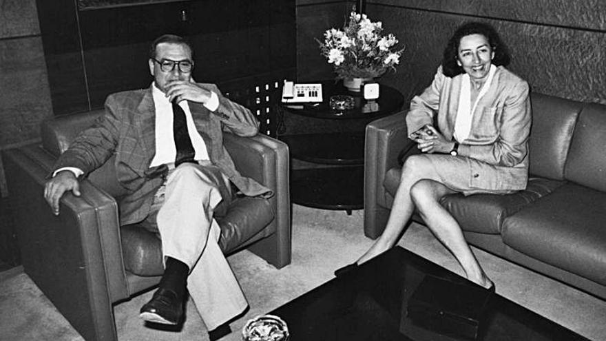 Laura González con el presidente del gobierno en 1991, Juan Luis Rodríguez-Vigil.