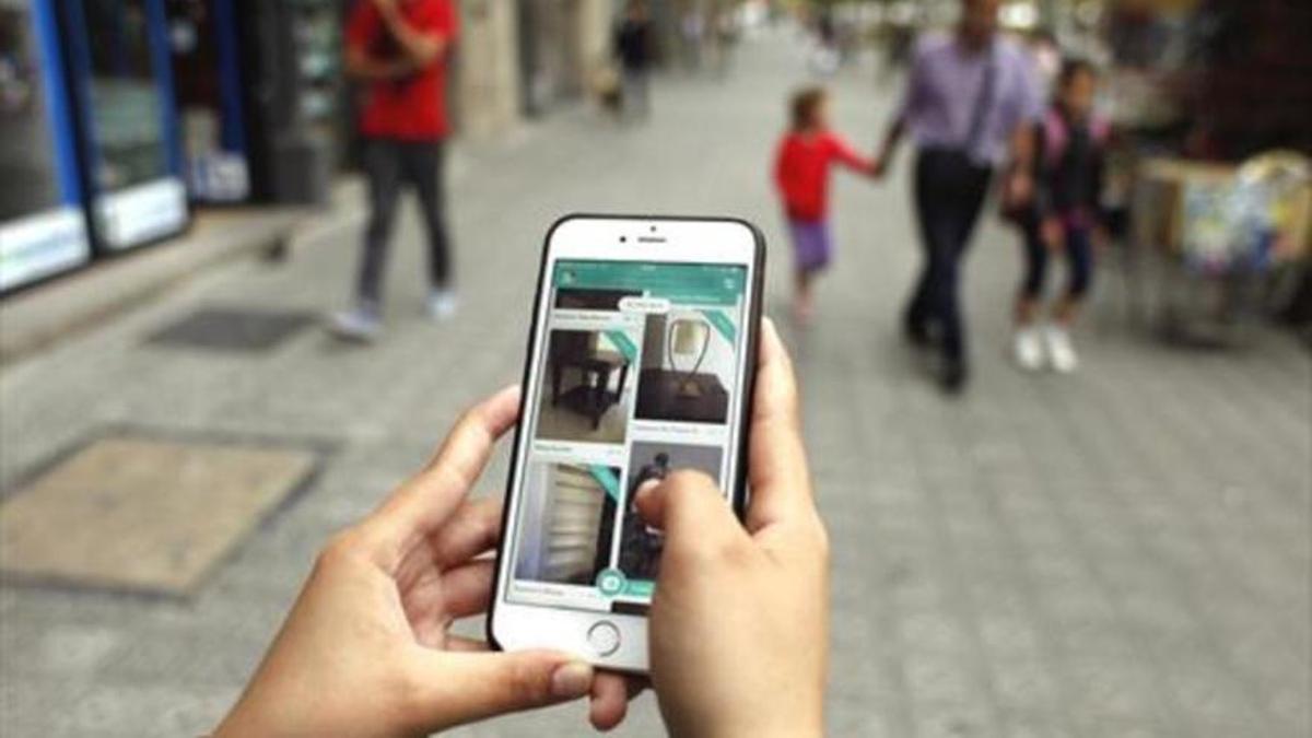 Un usuari de Wallapop utilitzant l'app.