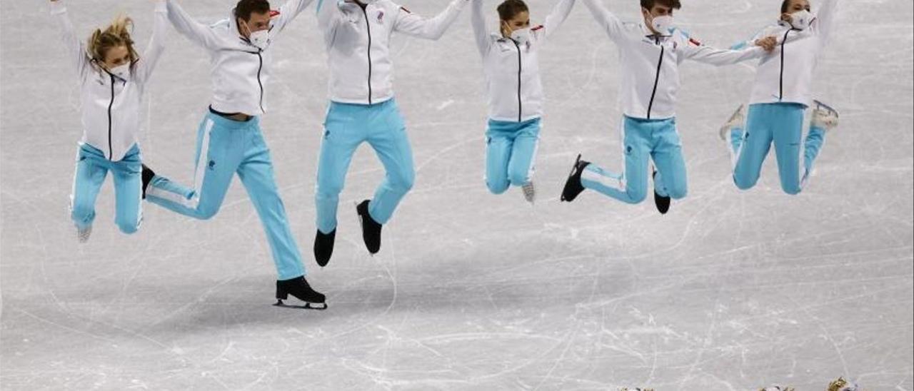 Los patinadores rusos celebran su victoria en la prueba por equipos de patinaje artístico.