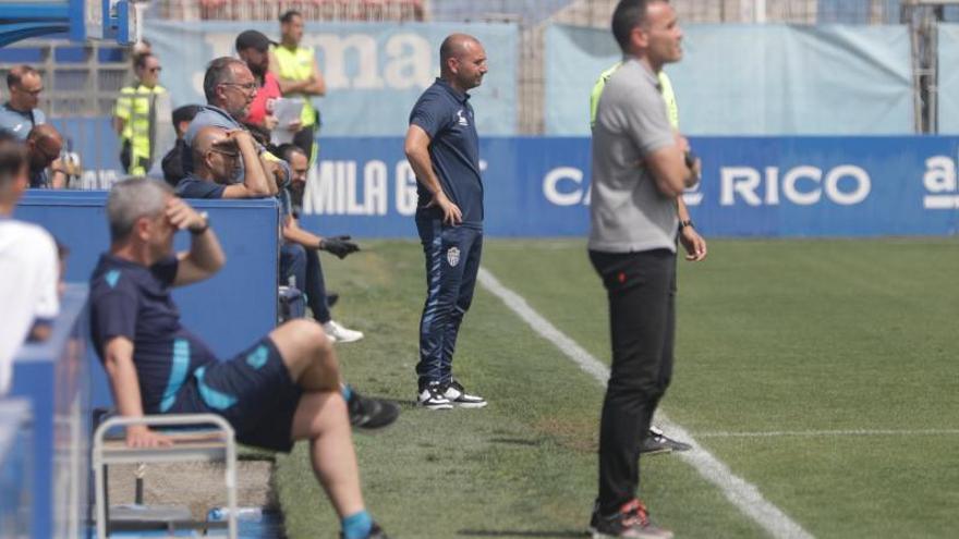 Tato García observa el encuentro de sus jugadores desde la zona técnica del Estadi Balear. | MANU MIELNIEZUK