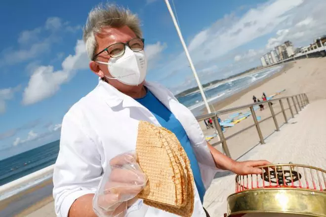 Pelayo endulza el verano en Salinas y cumple 50 años vendiendo barquillos en la playa