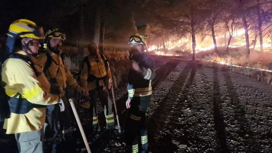 Bomberos trabajando por la noche en el incendio en Mijas.