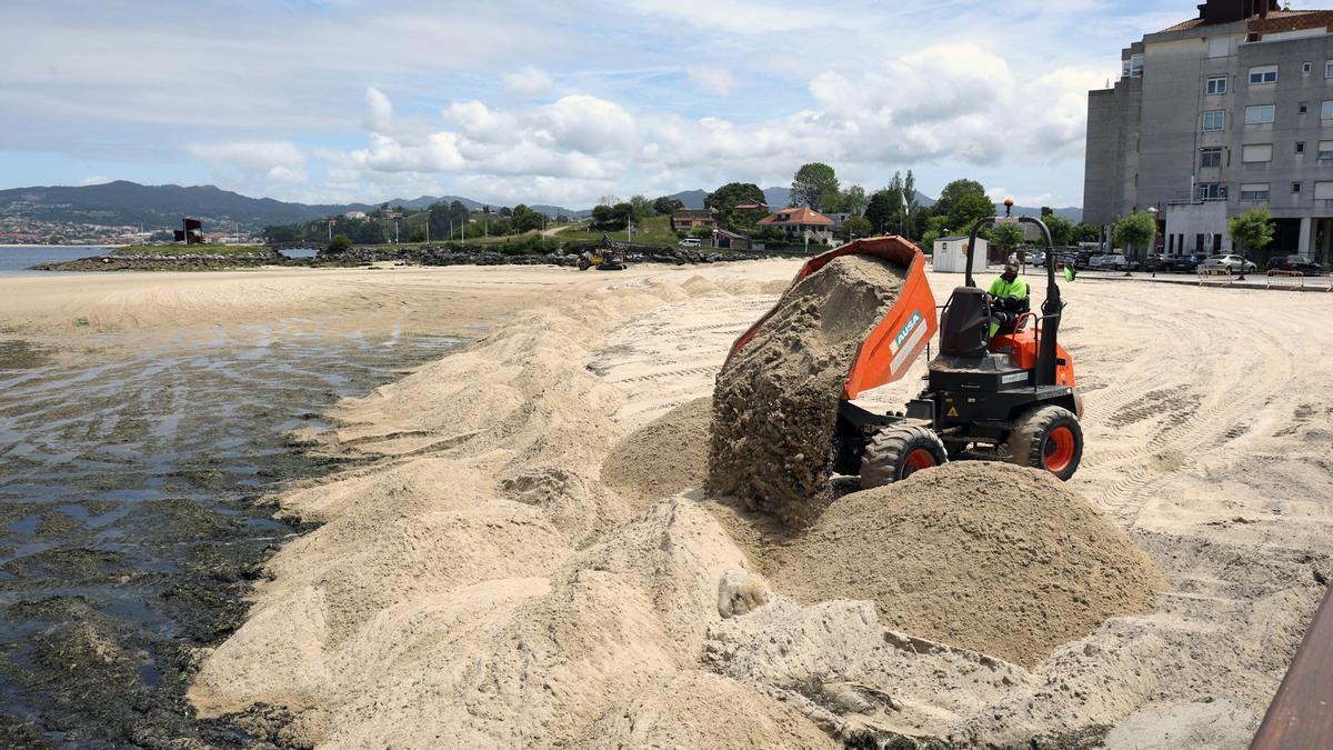 Empieza la temporada de playa: el Concello de Baiona mueve la arena de Santa Marta que la corriente arrastra